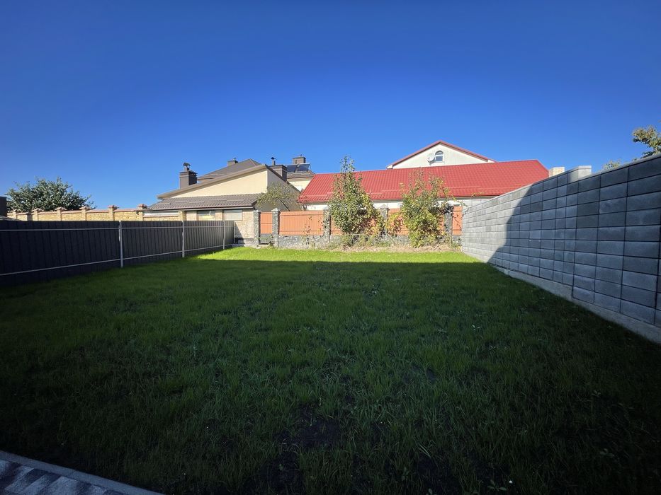 Котедж з ремонтом та великою ділянкою