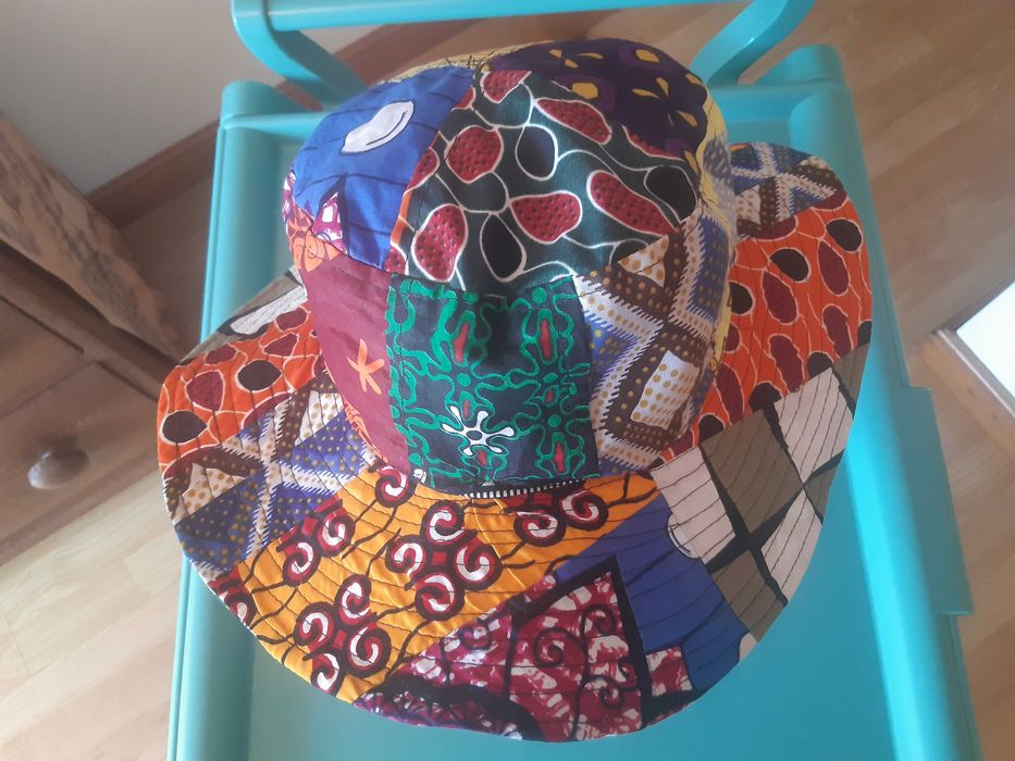 2 Chapéus e 1 boné, ideal para o verão, com padrões originais.