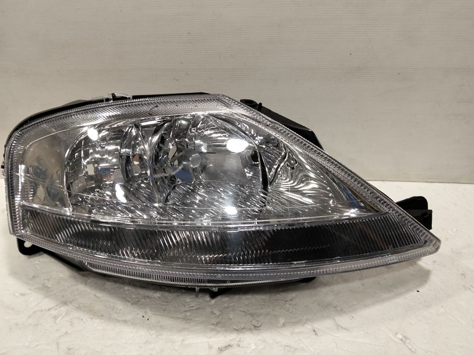 Vendo farol de citroen C3 lado direito 2004