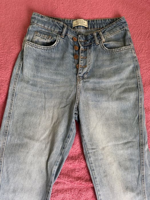 светлые широкие джинсы