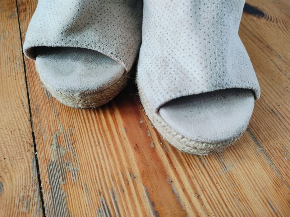 Beżowe buty na platformie