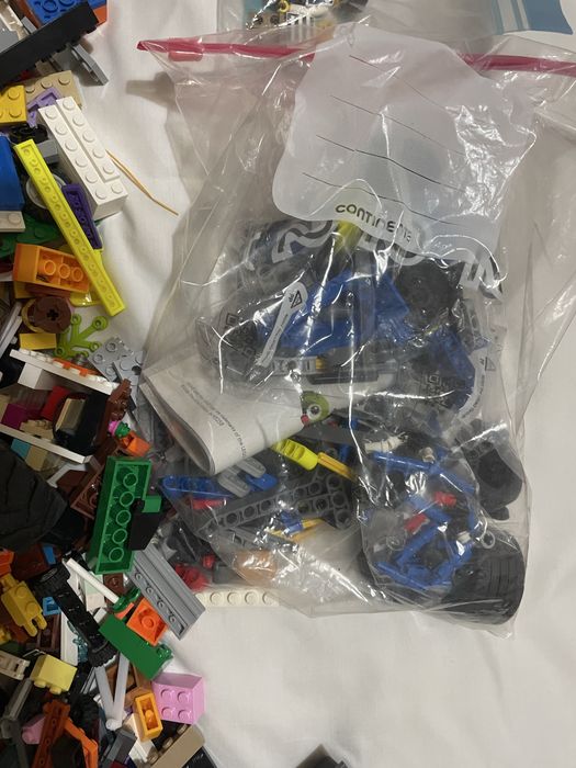Varias peças de lego