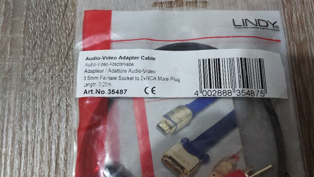 Adaptador LINDY 3.5mm femea 2x RCA macho
