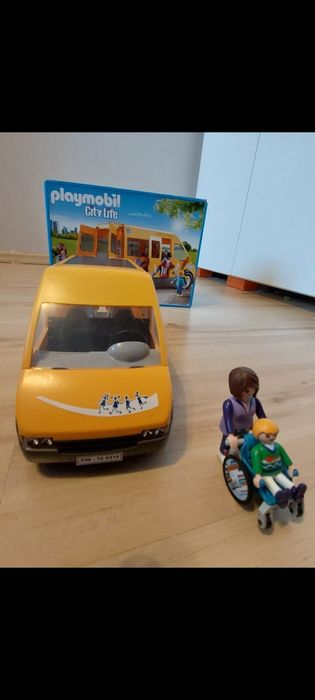 Autobus szkolny Playmobil 9419.