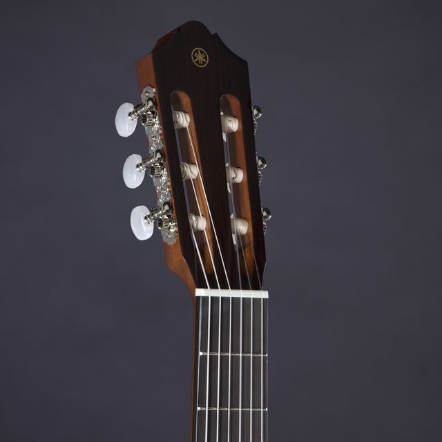 Guitarra clássica Yamaha CGX 122 MCC NAT. Tampo em cedro maciço canadi