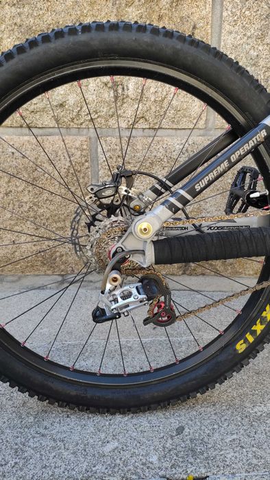 Bicicleta de downhill Kona Supreme Operator 2012