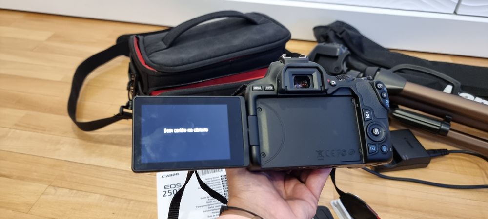 Canon EOS 250D + lente EFS 18-55 + tripé