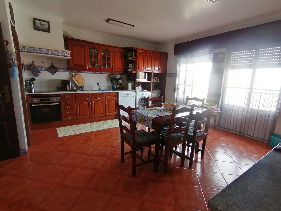 Apartamento Duplex t3 com estúdio T1 independente  em zona  central de Almeirim