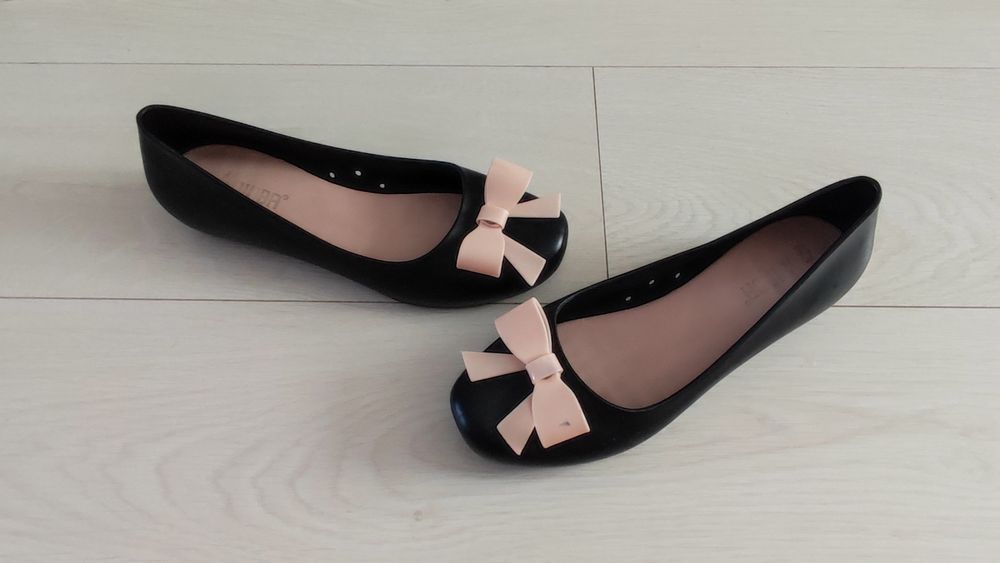 Czarne gumowe baleriny