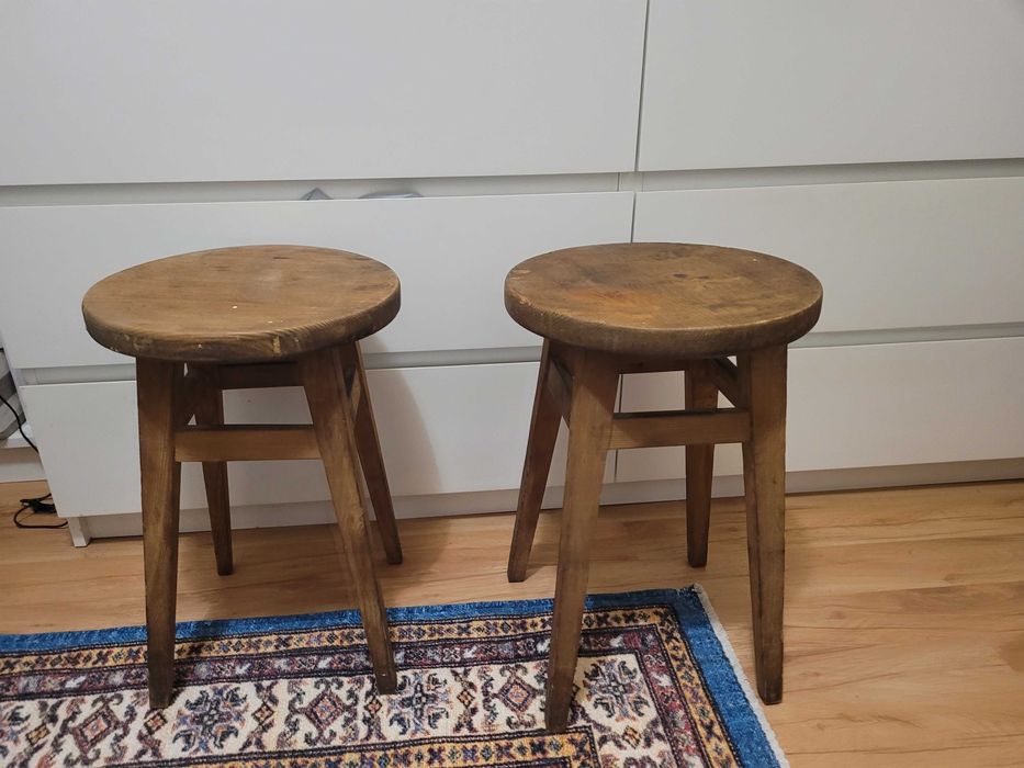 2 drewniane taborety z czasów PRL-u.  Zestaw