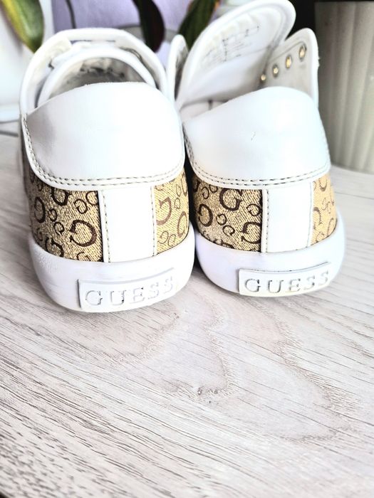 Кросівки фірмові Guess
