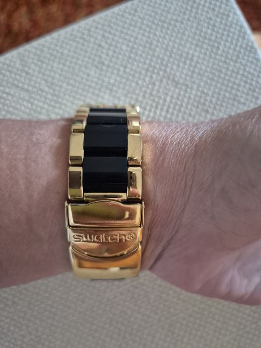 Relógio Swatch dourado e preto