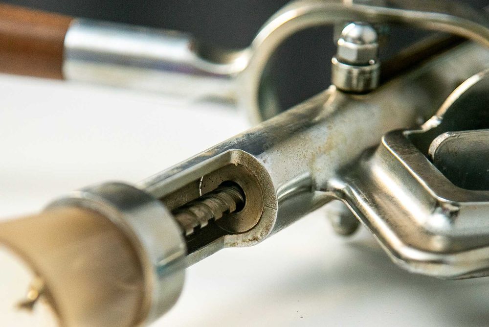 Saca Rolhas de Mesa Antigo em Metal - Abridor de Vinho