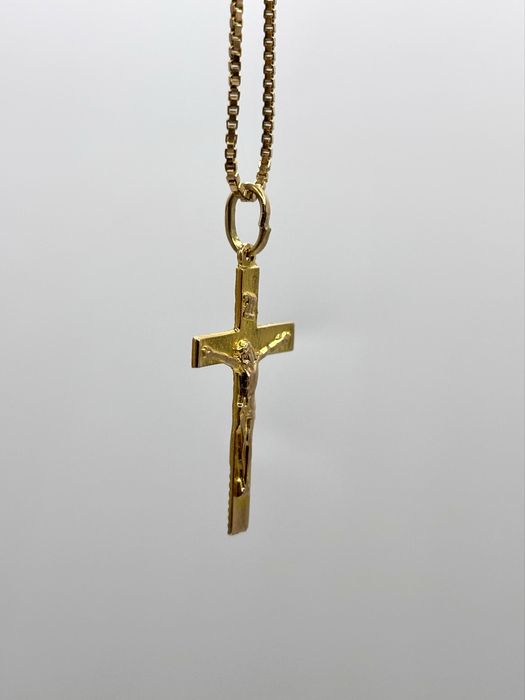 Złoty krzyżyk z łańcuszkiem