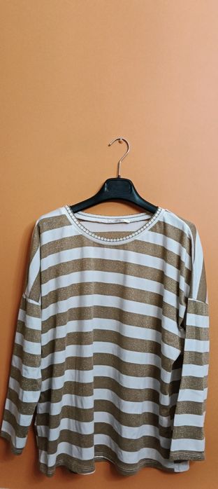 Camisola branca às riscas douradas