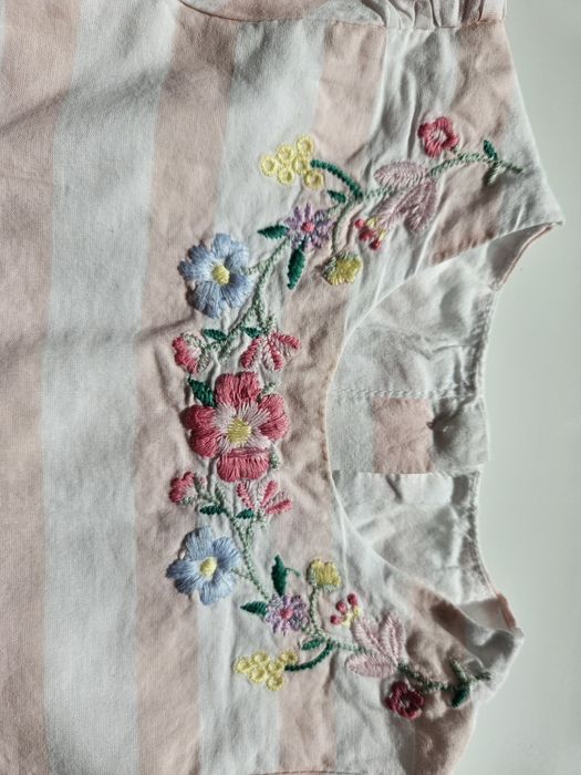 Sukienka w wyszywane kwiatuszki z rajstopami