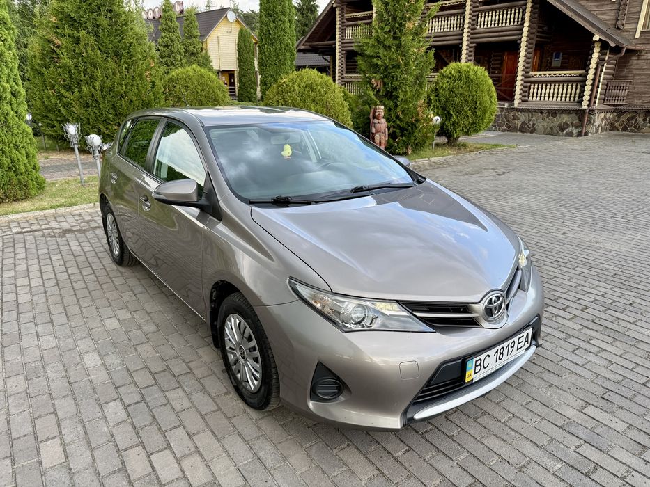 Toyota Auris 2013 хечбек БЕНЗИН 1.3