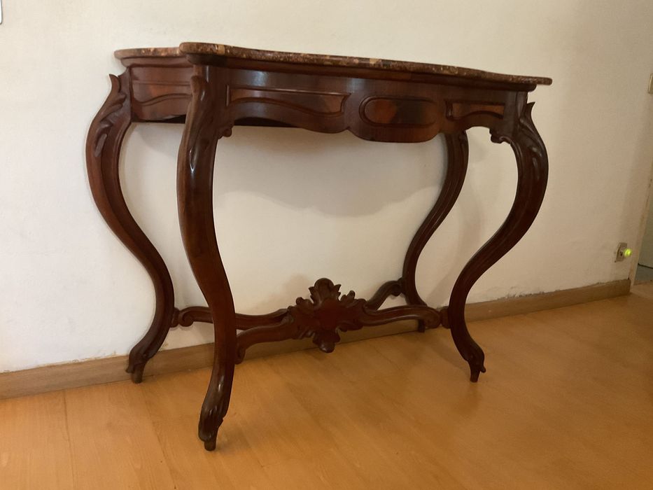 Mesa estilo Luis XVI com tampo em pedra
