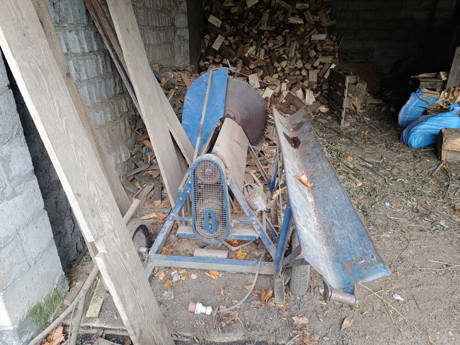 Łuparka do drewna piła wachadłowa.