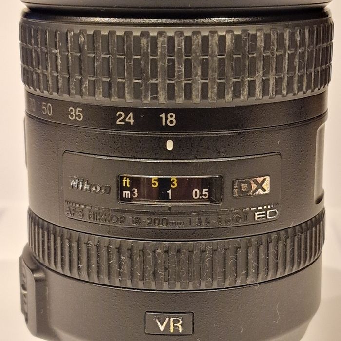 Objetiva Nikon 18-200 f/3.5-5.6 VR