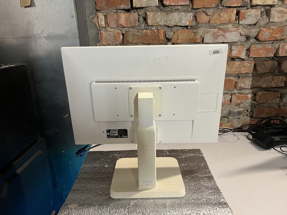 Монітор LG білий 24 діагональ