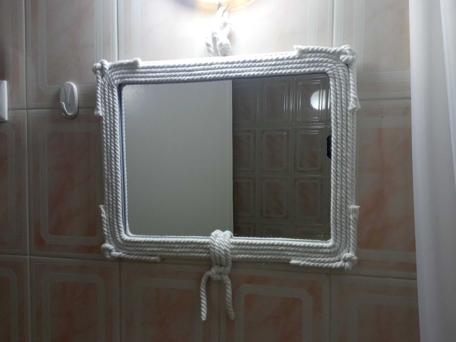 Espelho WC artesanal com motivos náuticos e moldura em cordão branco