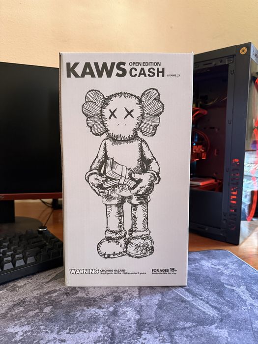 Boneco Kaws Cash