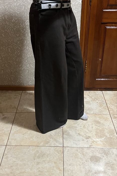 Super baggy jeans, sk8, y2k.