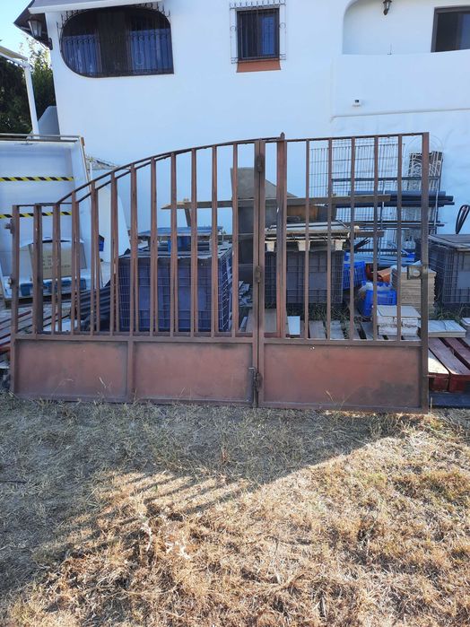 Portão em ferro com porta pequena