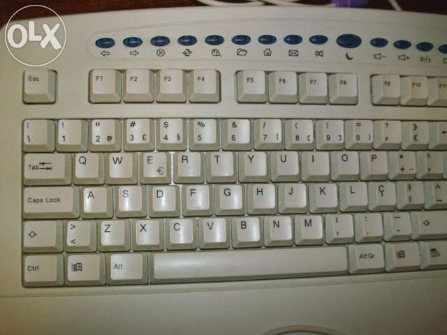 Teclado e rato com fios