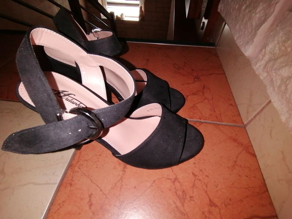 Sandały na platformie 39 nowe