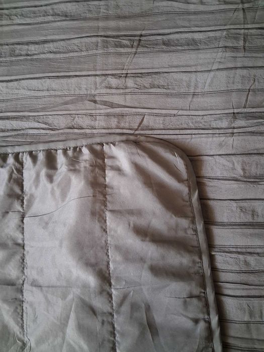Duża, szara narzuta na łóżko : 262/252 cm.