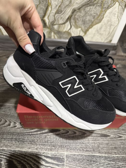 Кросівки жіночі