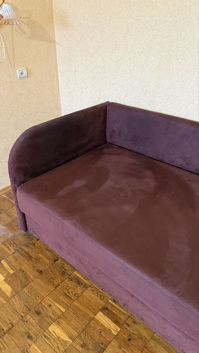 Диван бордовий в гарному стані