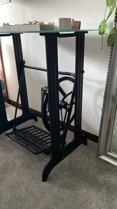 Pés de uma máquina de costura vintage (inclui vidro)