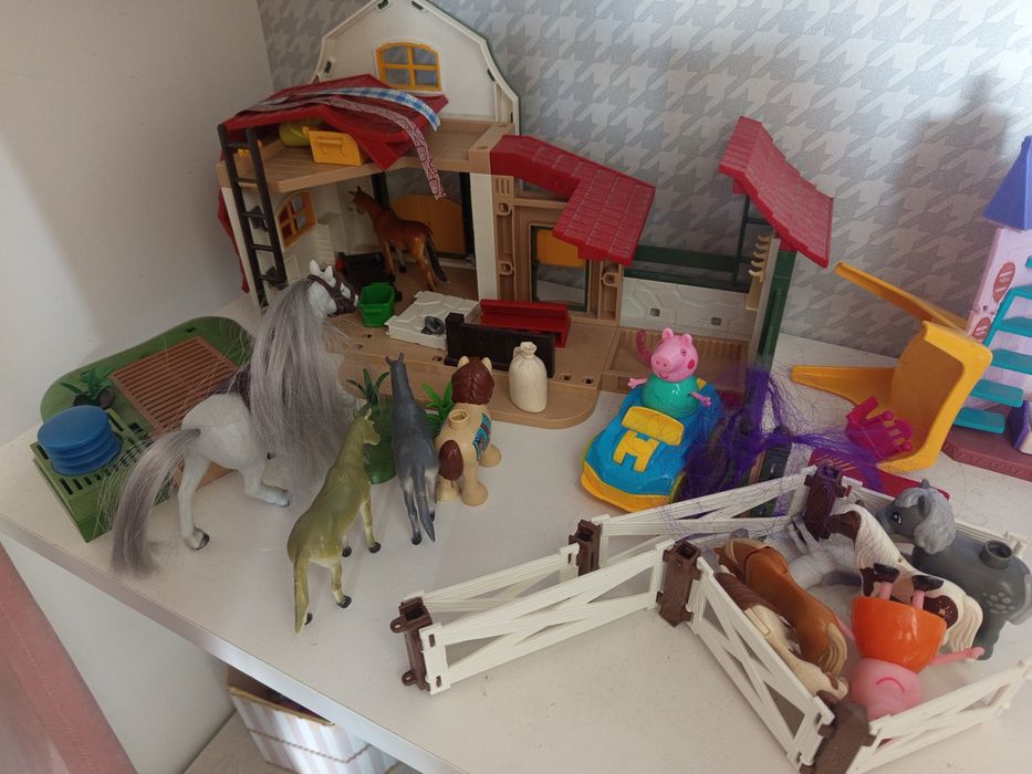 Sprzedam stajnie koni Playmobil