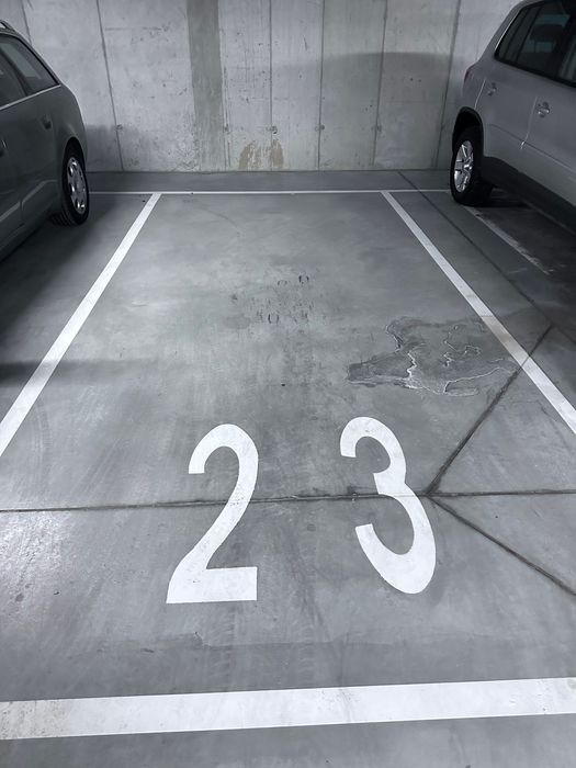 Bezpieczne Miejsce postojowe w hali garażowej