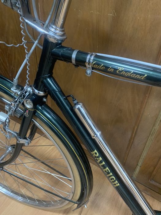 Bicicleta RALEIGH anos 50 restaurada ao pormenor.