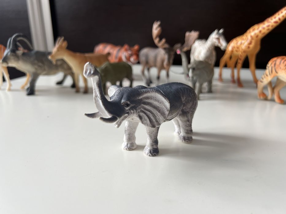 Іграшки звірі фігурки
