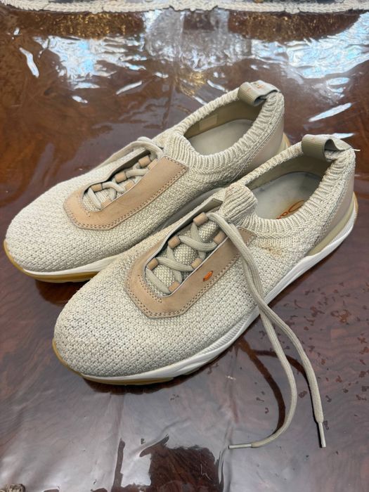 чоловічі бежеві кросівки Santoni з трикотажу та шкіри.
