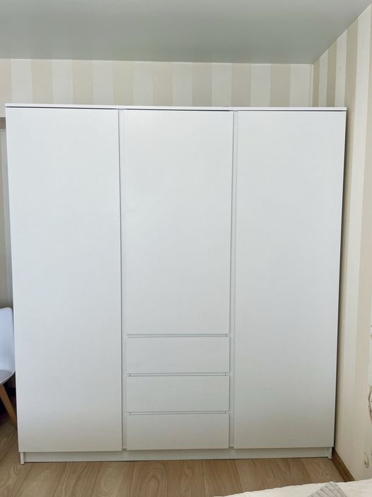 Велика біла шафа в кімнату