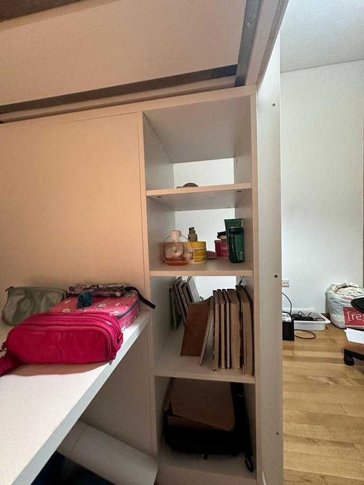 Cama beliche com secretária e guarda roupa