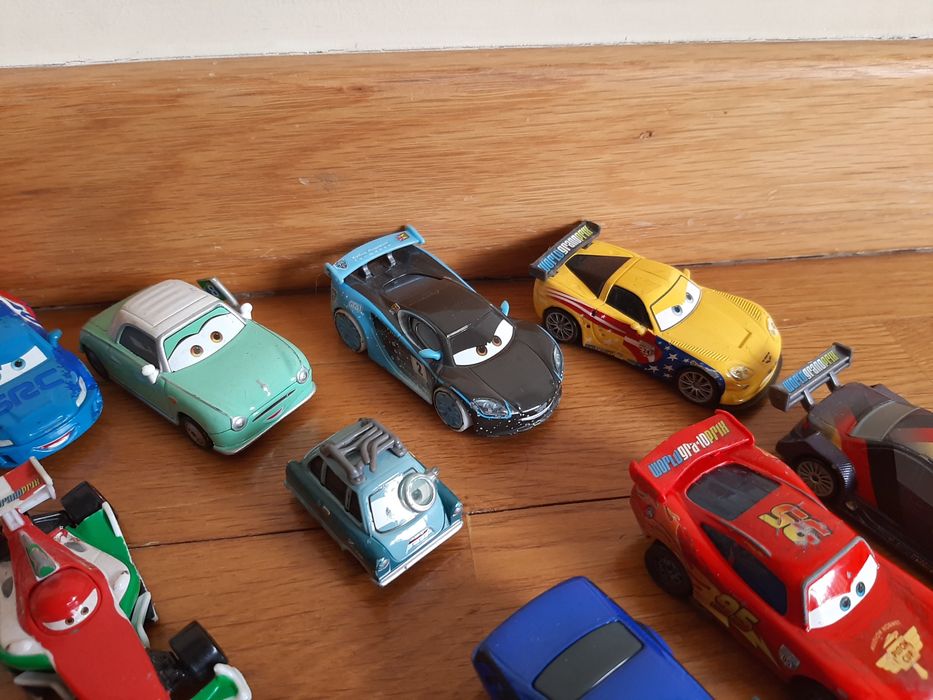 Diversas figuras coleção "Carros e Aviões"