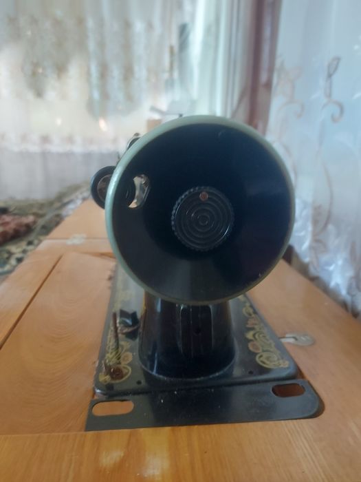 Продам швейну машинку.