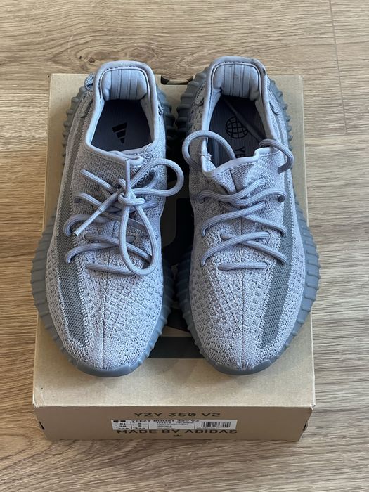 Yeezy 350 v2 stregry / tamanho 38 / novo