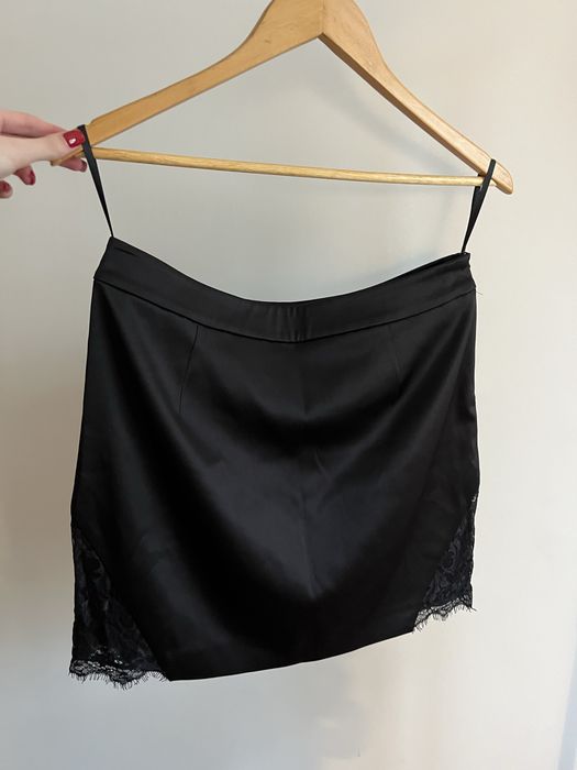 Чорна атласна міні-спідниця з мереживом