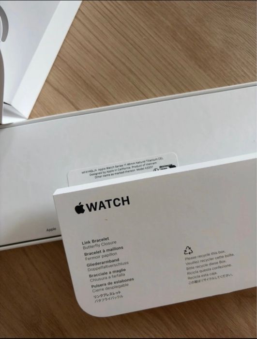 Apple Watch Series 11 GPS + Cellular, 46 mm, em Titânio Natural com Bracelete de Elos Natural.