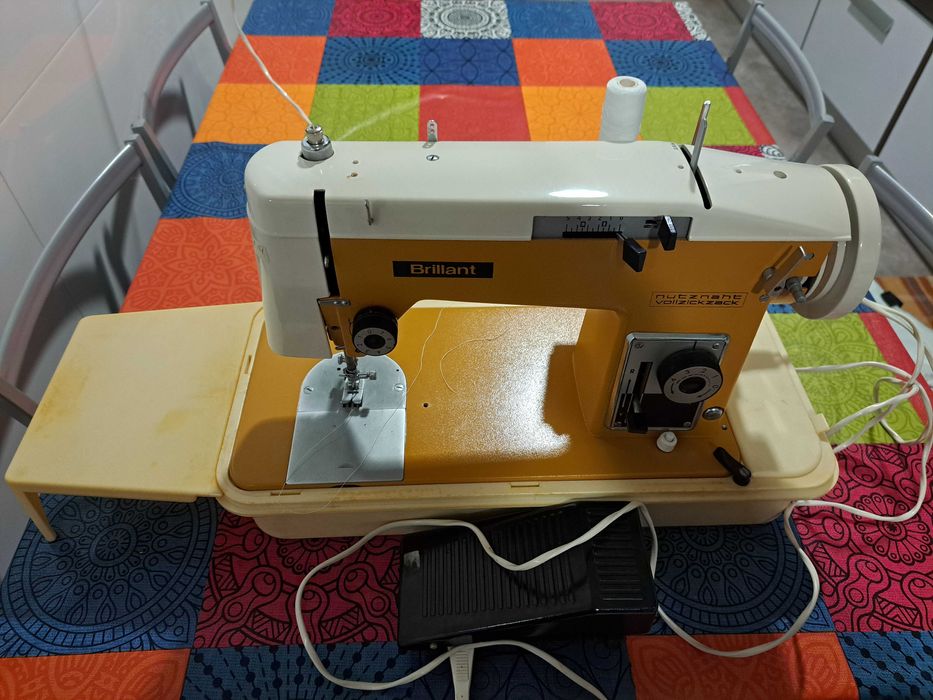 Máquina de costura eléctrica e portátil - Usada