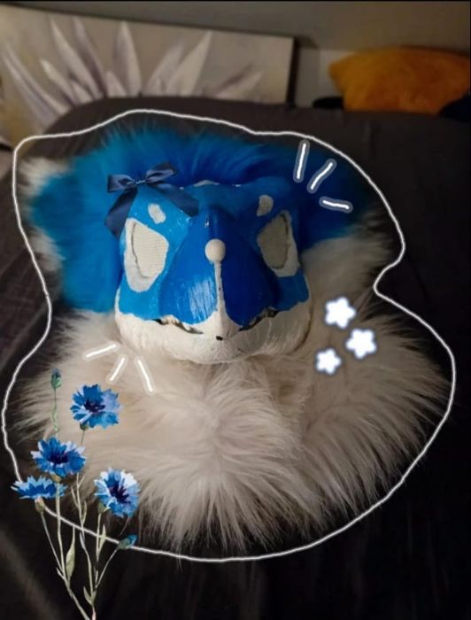 niebiesko biała dino maska koi