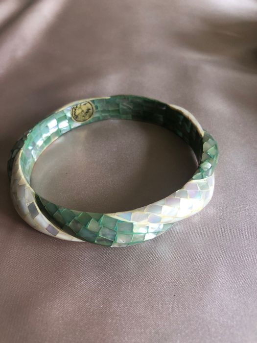 Pulseira bonita em tons brancos e verde
